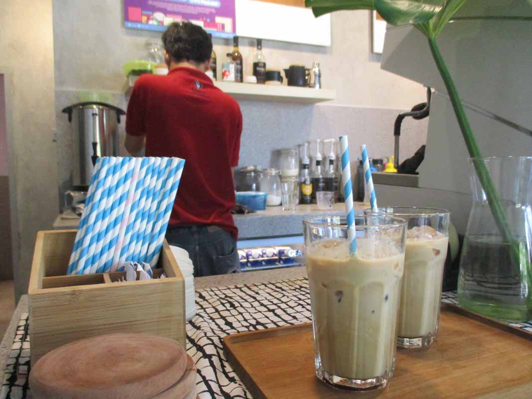 Menggunakan sedotan berbahan kertas yang mudah terurai